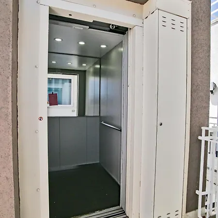 Laudani Homes 아파트 *